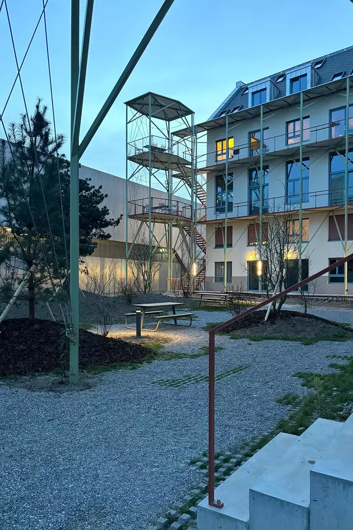 Cour végétalisée avec alcôves pour s’asseoir