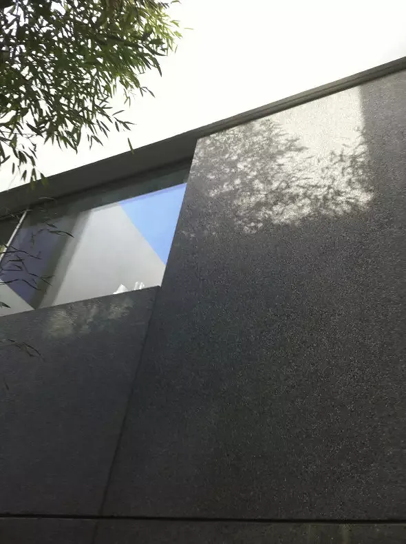 façade latérale béton préfabriqué avec agrégats de rivière pour le socle et fond de coffrage bois pour le haut