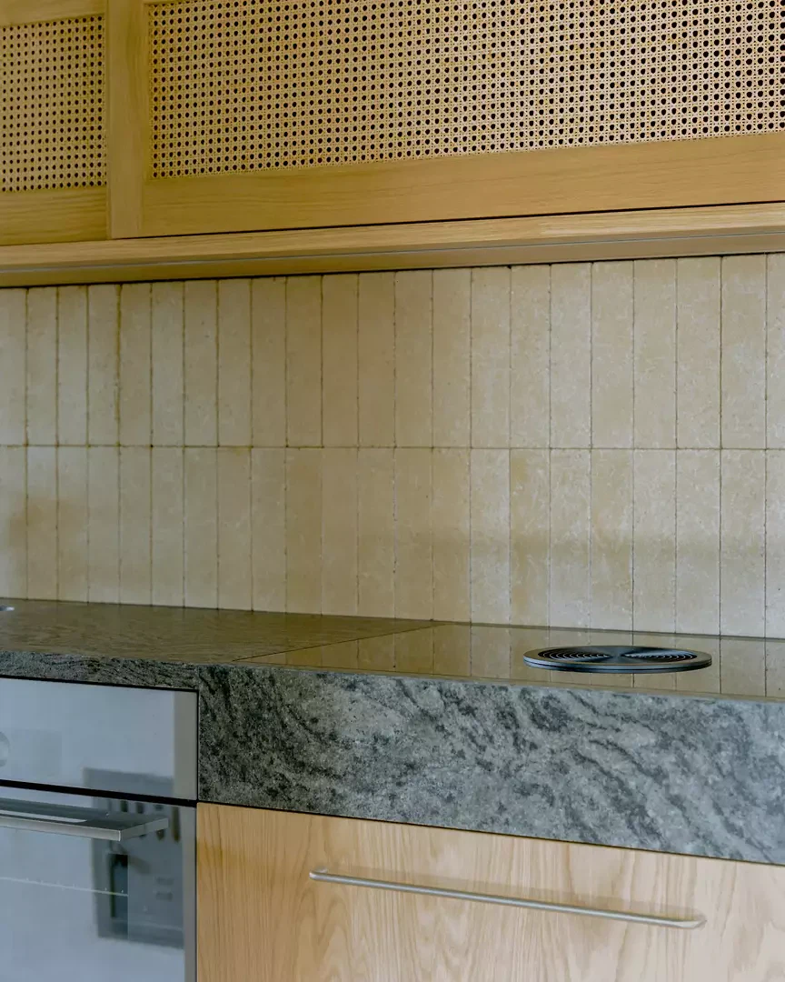 Einbauten aus natürlichen Materialien – differenzierte Oberflächen prägen die Gestaltung.