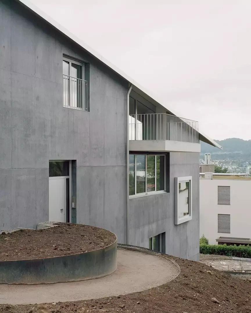 Das Haus folgt dem Hang