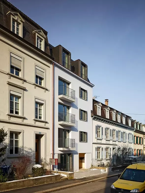 Façade rénovée, côte de la rue - vue depuis le Rhin