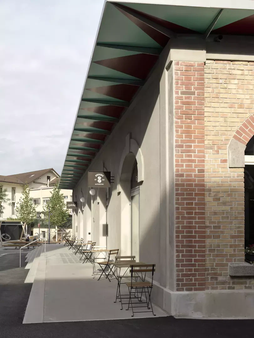 Outre les ateliers, le  bâtiment abrite de nombreux commerces dans les  domaines de la restauration, du commerce de détail, de  la santé et de la beauté, ainsi qu’un hôtel.