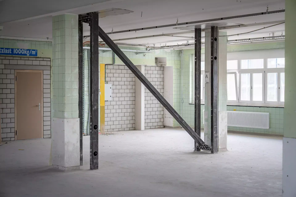 Des structures métalliques ont été ajoutées à divers endroits. Non soumises aux exigences en matière de protection contre l’incendie, elles ont été laissées brutes par les architectes.