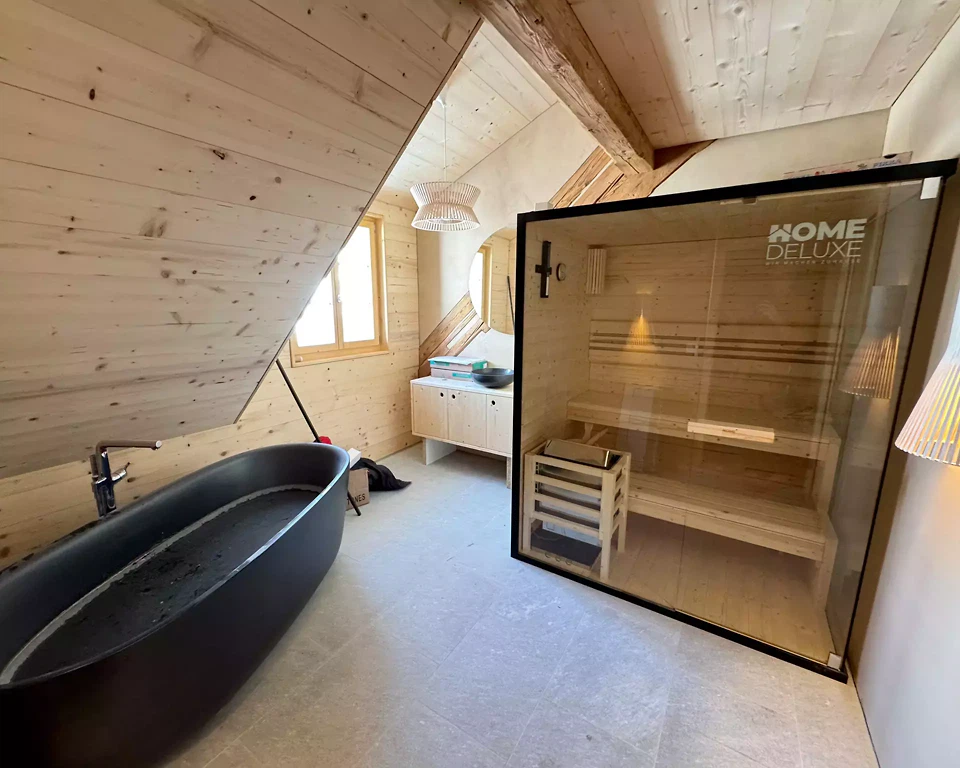 Salle de bain avec sauna