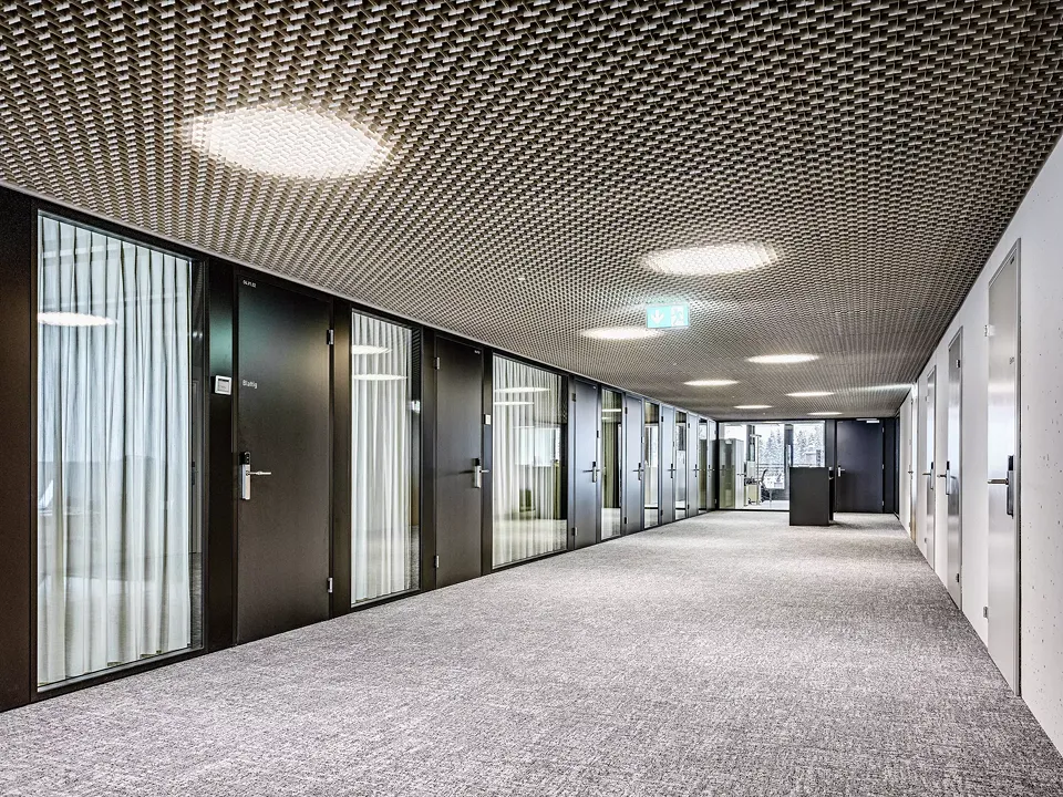 Abgehängte Decke Metallrasterdecke Durlum Quadra-N,  gespritzt, seidenmatt