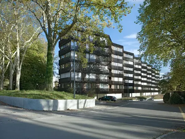Die wellenartige Ausbildung der Fassade rhythmisiert das Volumen