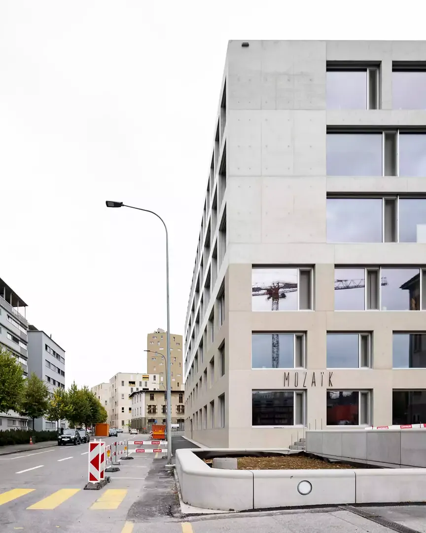 Nous avons repris la tradition de la construction en béton fribourgeoise et l’avons interprétée dans un  esprit de modernité. Nous avons accordé une attention particulière  au traitement de surface du bloc de béton en façade.