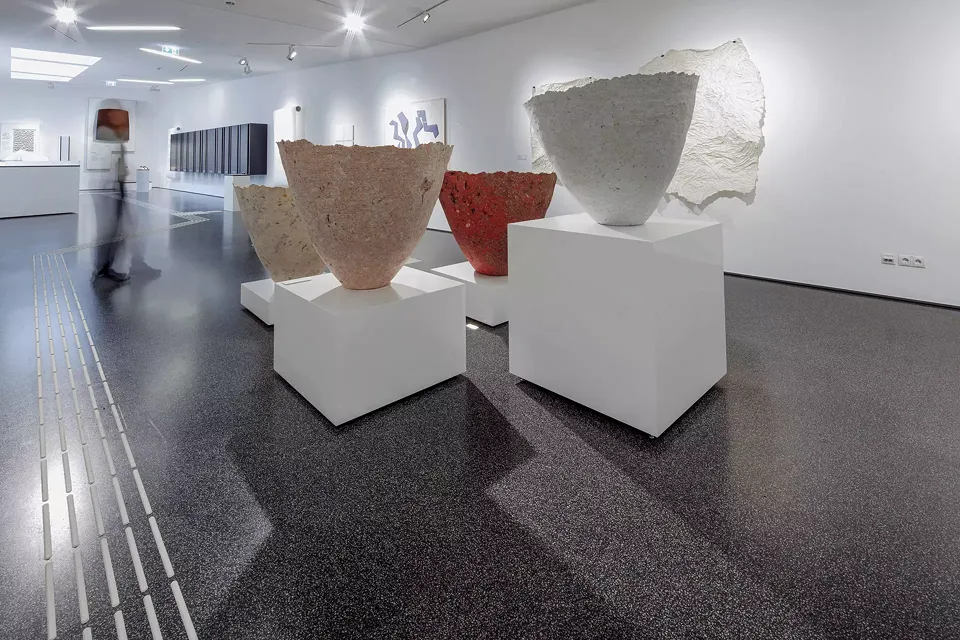 Wechselausstellungsbereich: Derzeit werden hier Papierabgüsse vom Inneren von Schöpfbottichen gezeigt.