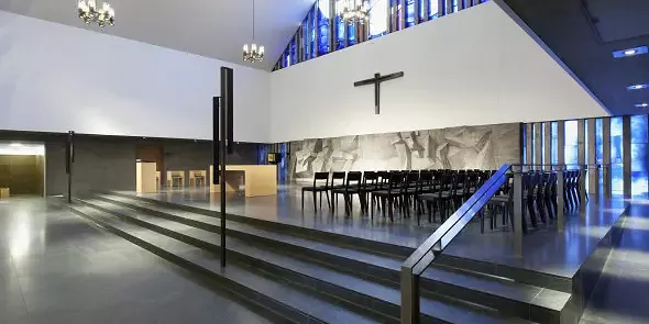 Chorraum mit Altar und Ambo