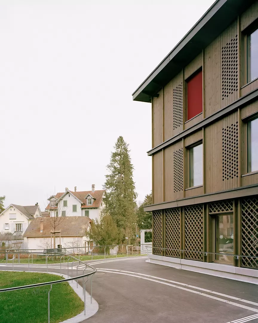 TANNE_Aussen_Blick zur Dorfstrasse