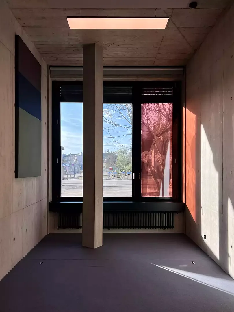 Besprecchungsraum im Erdgeschoss mit Kunst am Bau von Beat Streuli