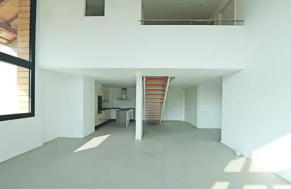 Vue d'un séjour en double hauteur