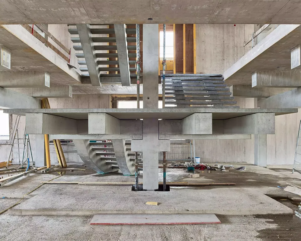 Trakt E : escalier indépendant en éléments de béton préfabriqués et précontraints entre eux