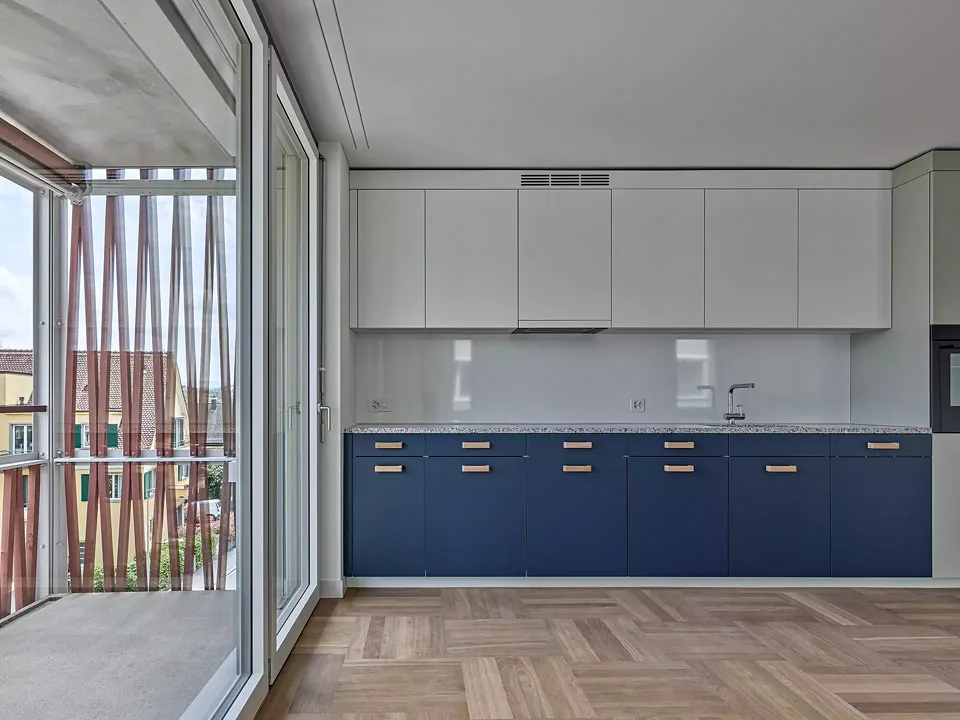 Küche und strassenseitiger Balkon