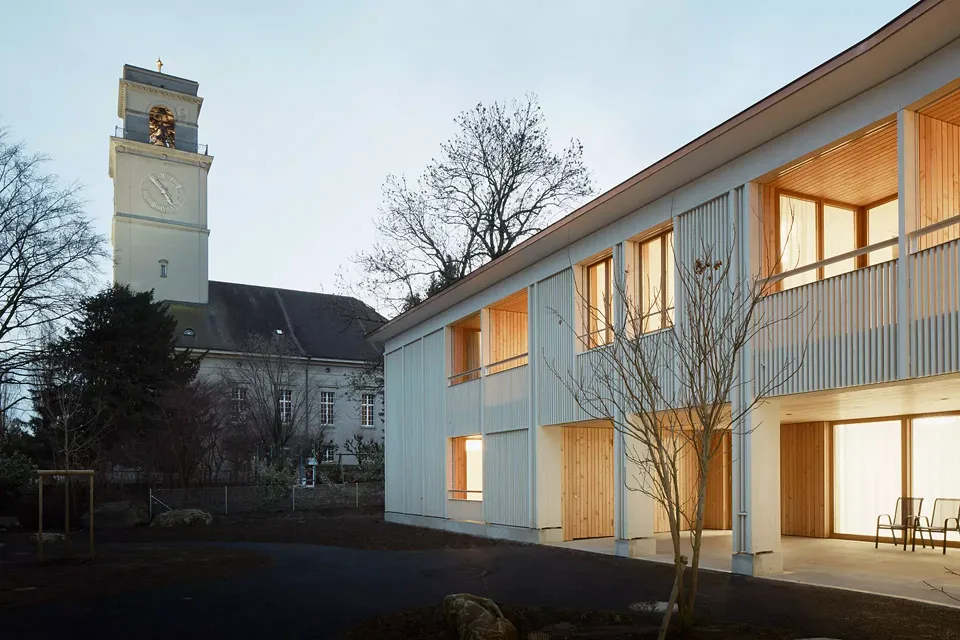 Park mit Kirche im Hintergrund