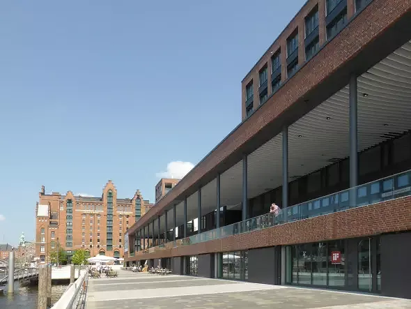 Warft-Ebene mit Blick Richtung Maritime Museum,