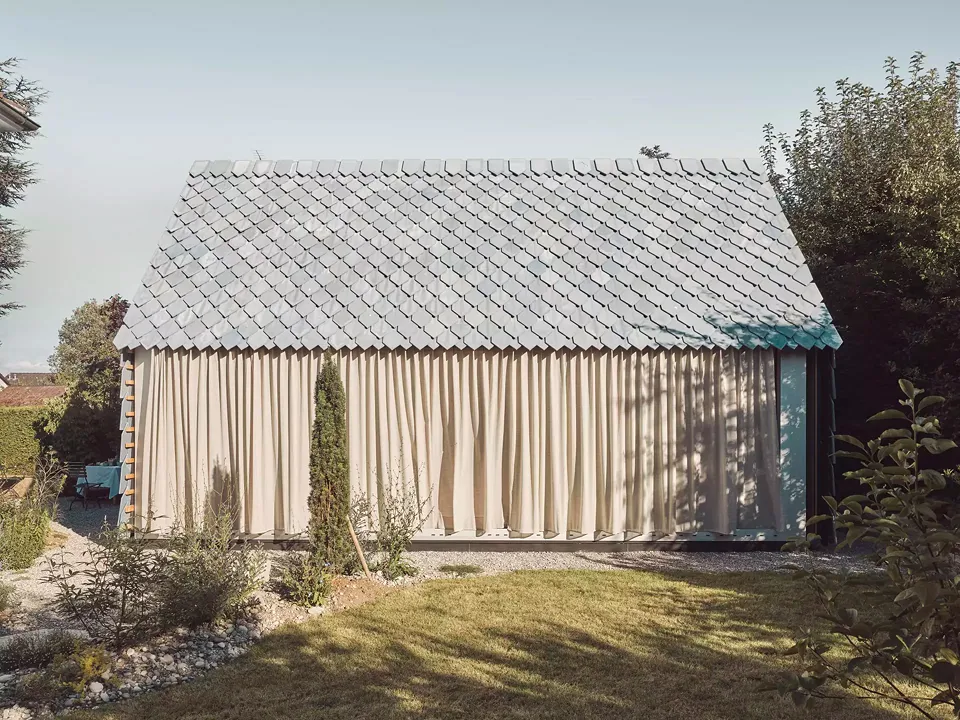 Gartenfassade mit Vorhang