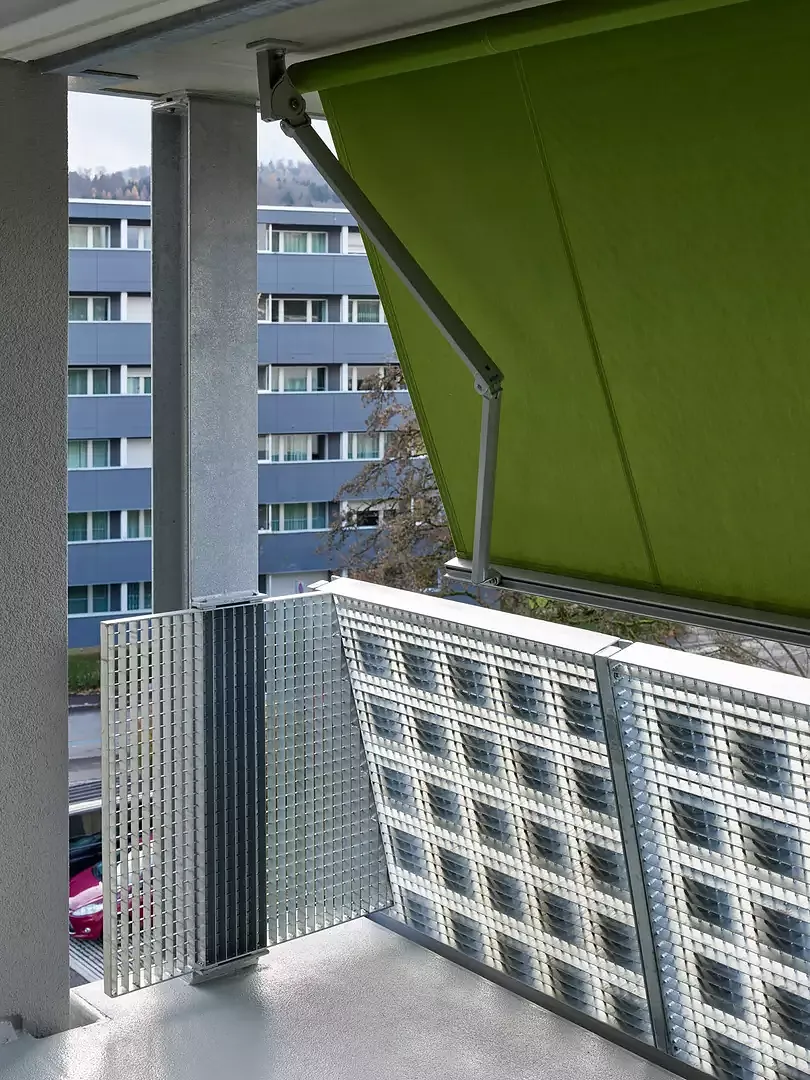 Die Balkonerweiterung ist eine simple Konstruktion aus Galvanisiertem Stahl die mit Solar Paneelen gedeckt ist.