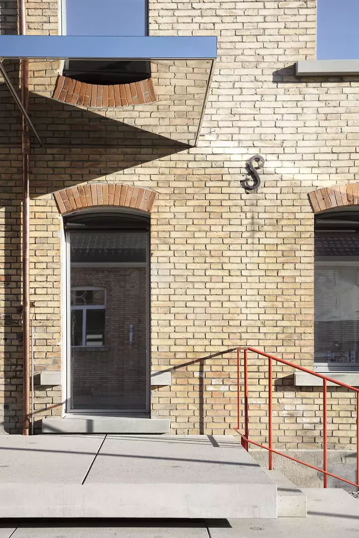 Spiegeldach, Terrasse und Bestandesfassade