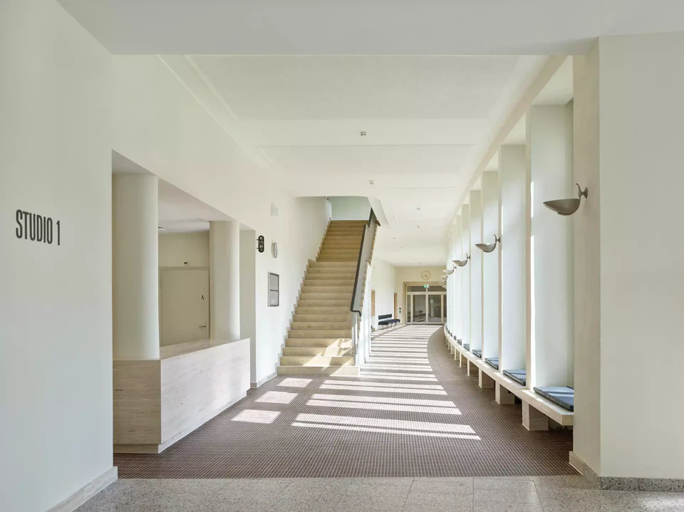 Foyer, Verbindungskorridor mit Blick Richtung Altbau Trakt 1