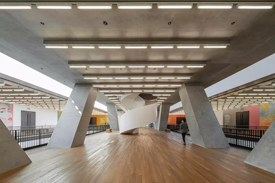 Im zweiten Obergeschoss liegen vier Galerien mit einem zentralen Atrium in der Mitte.