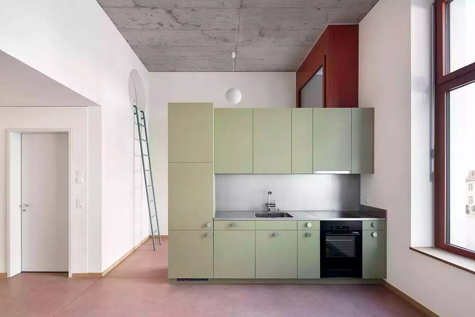 Atelier-logement avec espace commun en double hauteur