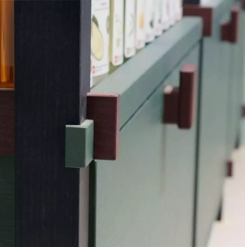 Detail Regale mit Unterbau