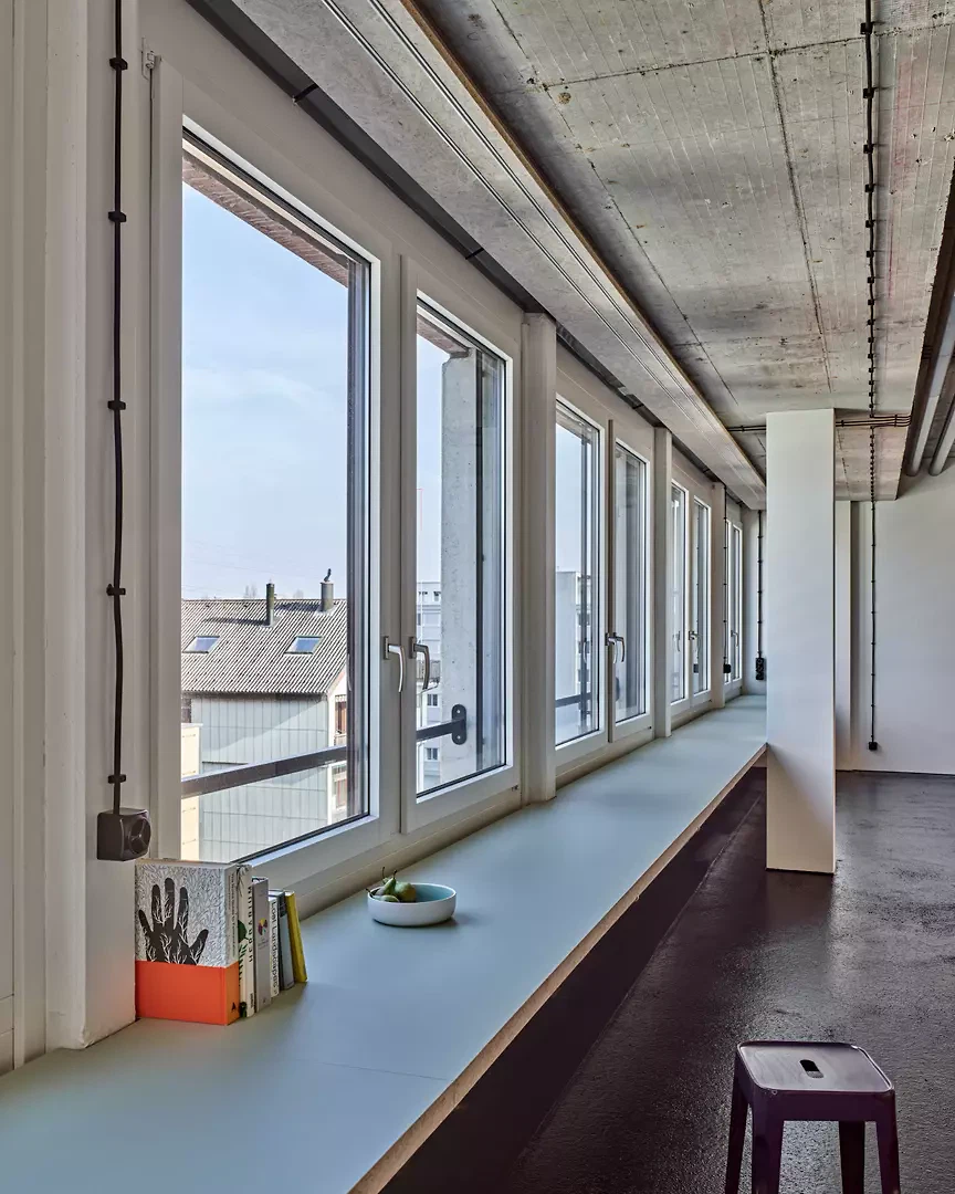 Lange Fensterbretter als Arbeits- oder Sitzfläche