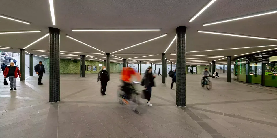 Das ablesbare Triangulationssystem  der Anordnung der  Stützen ist sichtbar in  der Deckenbeleuchtung  und in der Verlegeart  der Gubersteine sowie  der Basalteinlagen.