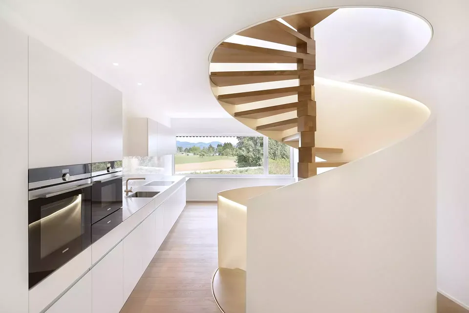 Cuisine et escalier à vis