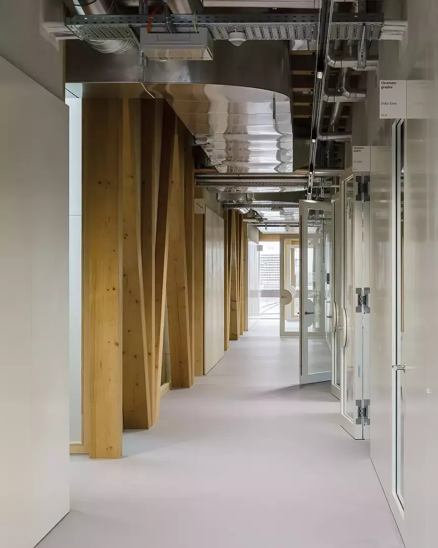 Couloir menant aux laboratoires de l'étage supérieur