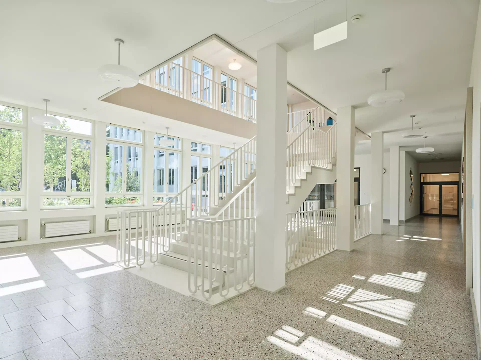 Hall d'entrée avec le nouvel escalier, offrant une vue sur la tour