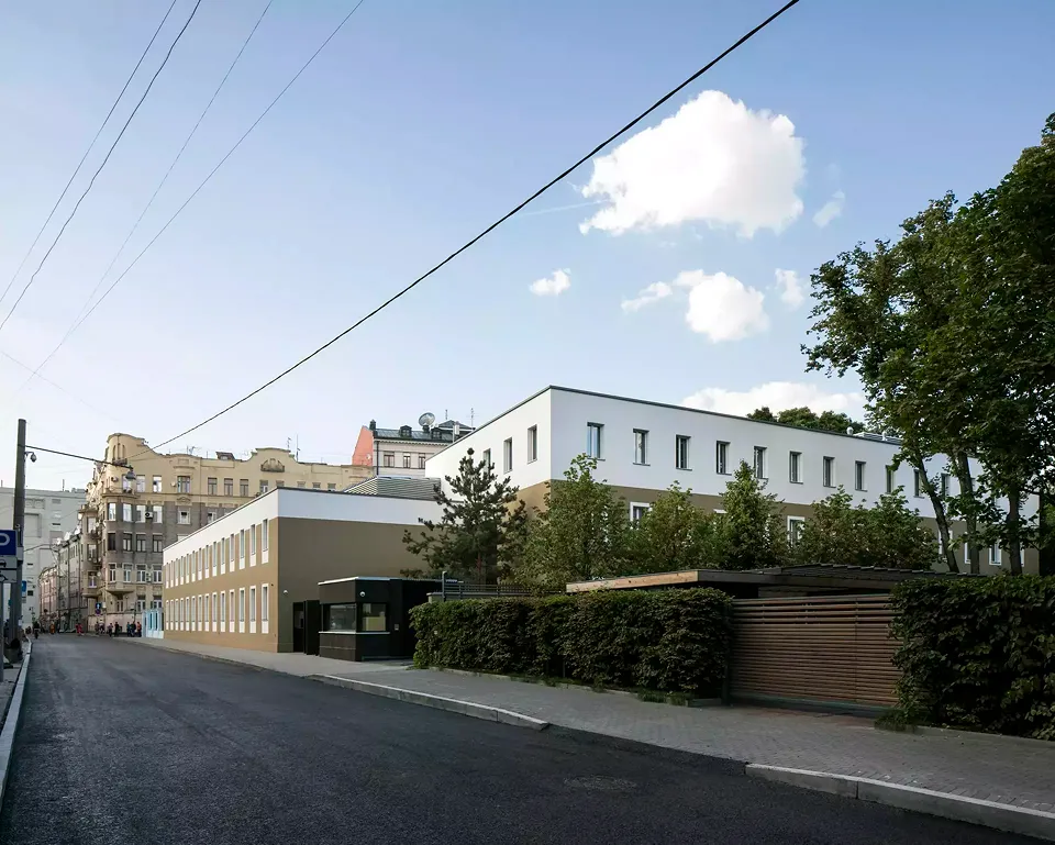 Ambassade de Moscou, Façade bâtiment contemporain