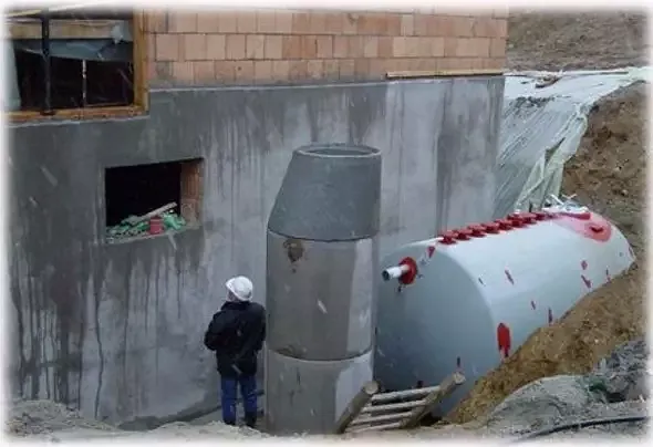 Die Regenwassermengen werden im 20?000 Liter fassenden Recyclingtanks gesammelt und dann über eine Druckerhöhungsanlage in die WC?s, die Waschmaschinen und Entnahmestellen im Garten gepumpt.