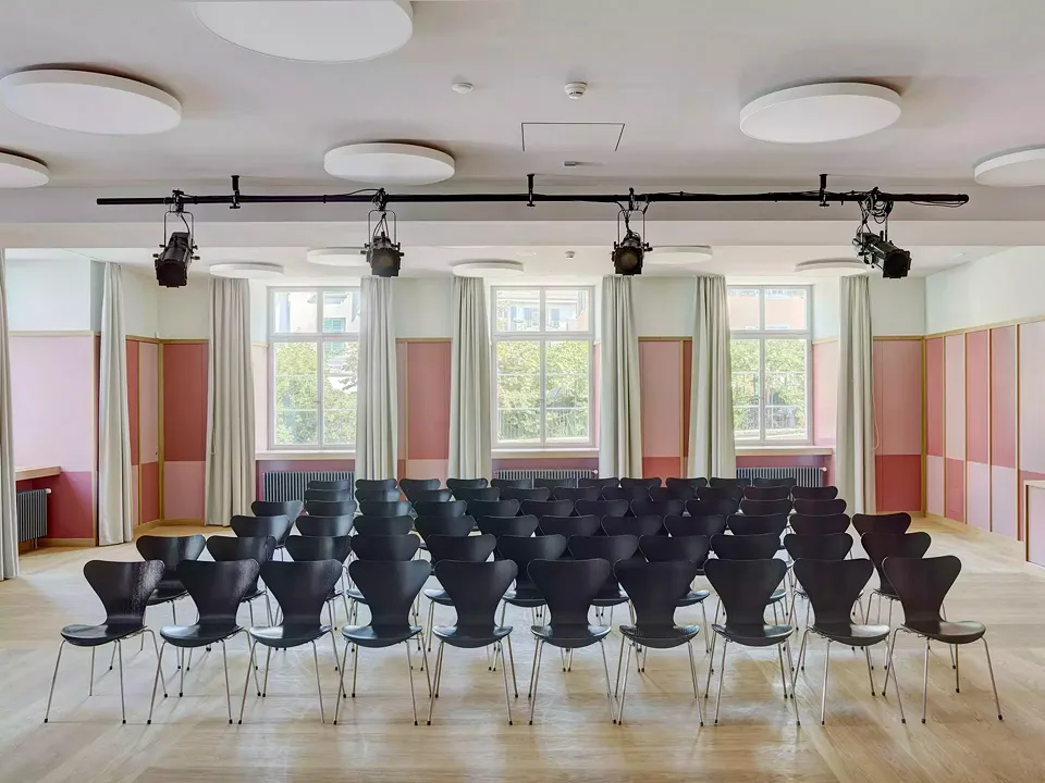 La nouvelle robe de la salle  de chant est constituée  d’un revêtement de mur nuancés par différents tons  de vieux roses.