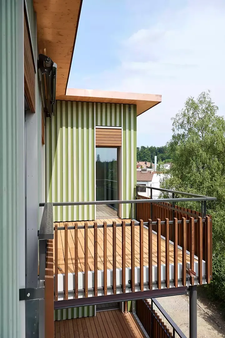 Die grosszügigen Balkone zur Gartenseite laden zum Verweilen ein