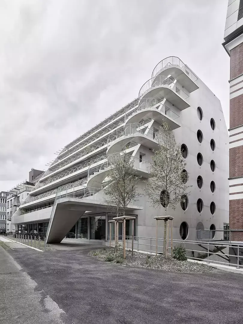 Dès le début du projet, il était clair que EM2N occuperait une partie des surfaces locatives. Leur vision d’un nouveau monde du travail a ainsi influencé le projet, tout comme l’ont fait les distances aux limites et les hauteurs de construction autorisées
