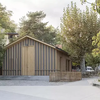 Place de la Gare avec cabanon