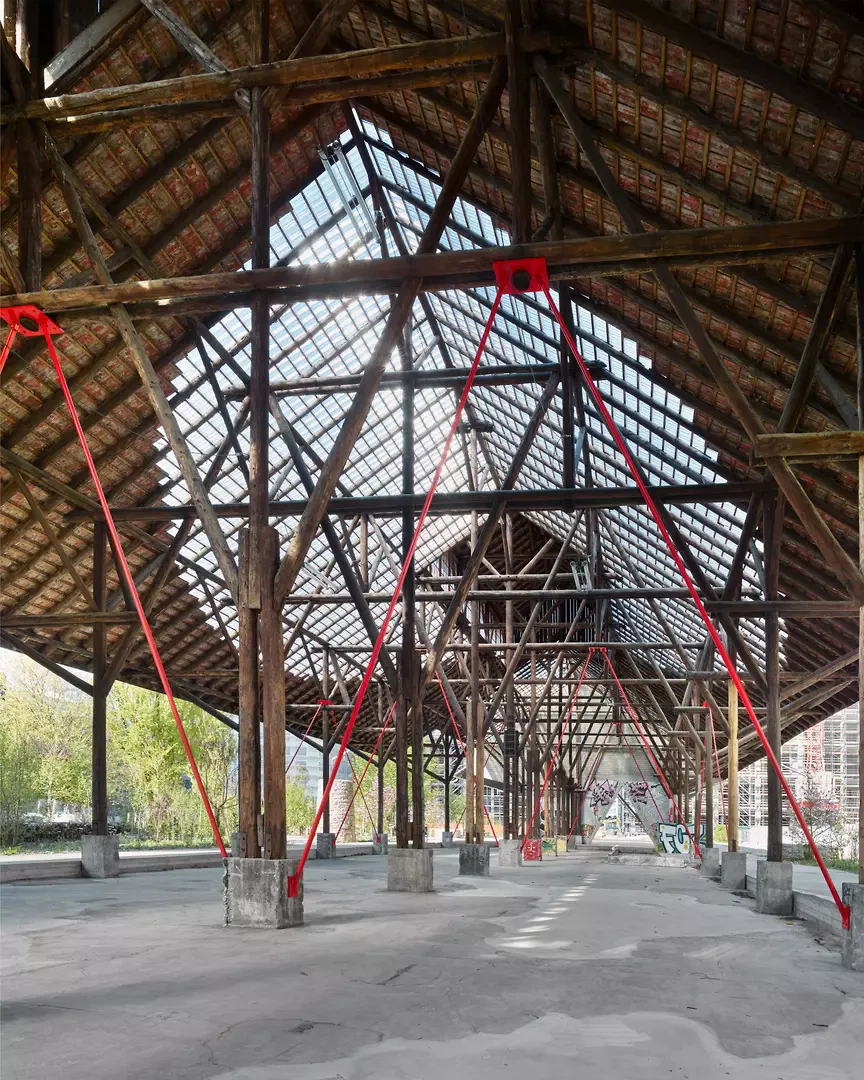 Das Dach der Kohlenhalle überdeckt satte 20 Prozent der insgesamt 12 000 Quadratmeter grossen Parkanlage. Eine neue dreieckige Öffnung verbindet die beiden Teile der Halle. Auf dem Foto ist die Situation vor Errichten der Erweiterung zu sehen.