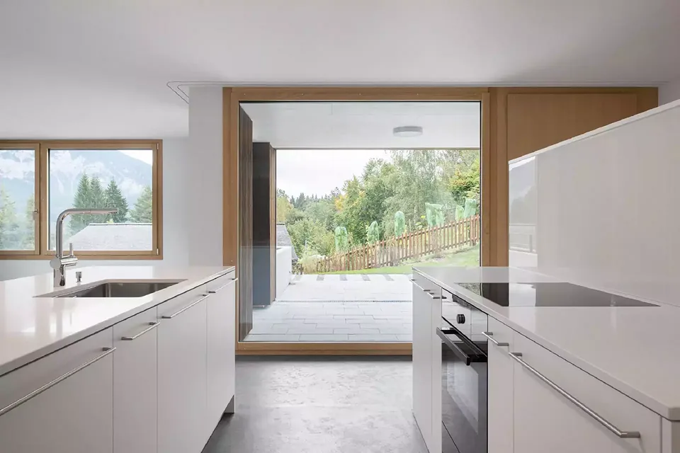 Küchenmöbel mit integrierter Garderobe zoniert den Wohnbereich
