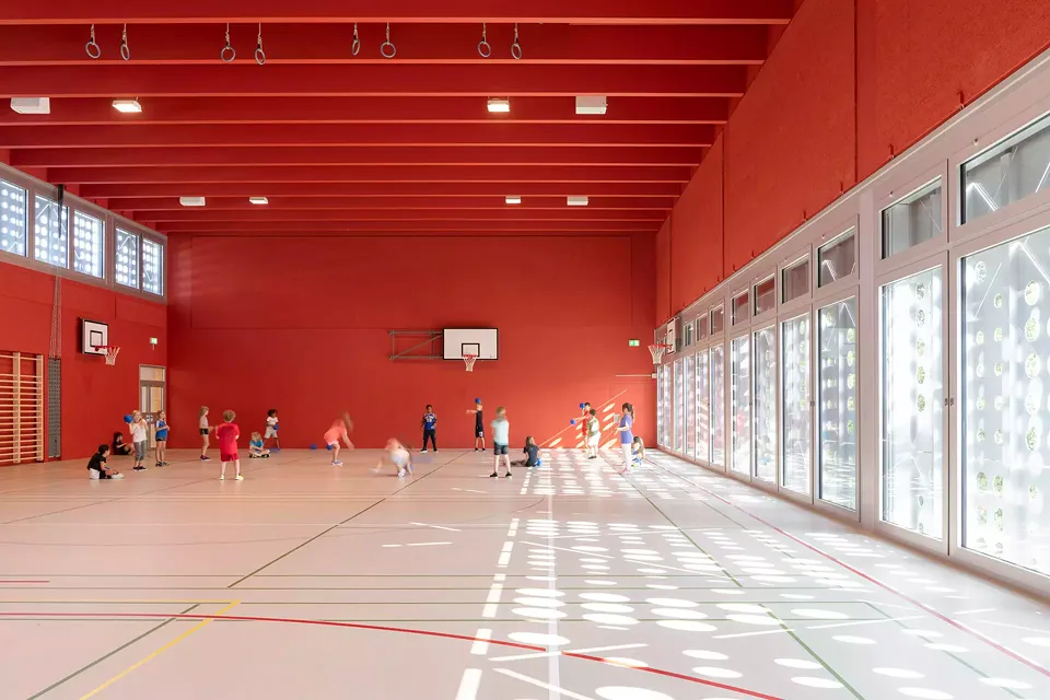 Entmaterialisierender Farbanstrich der Einräume Lernlandschaft und Turnhalle