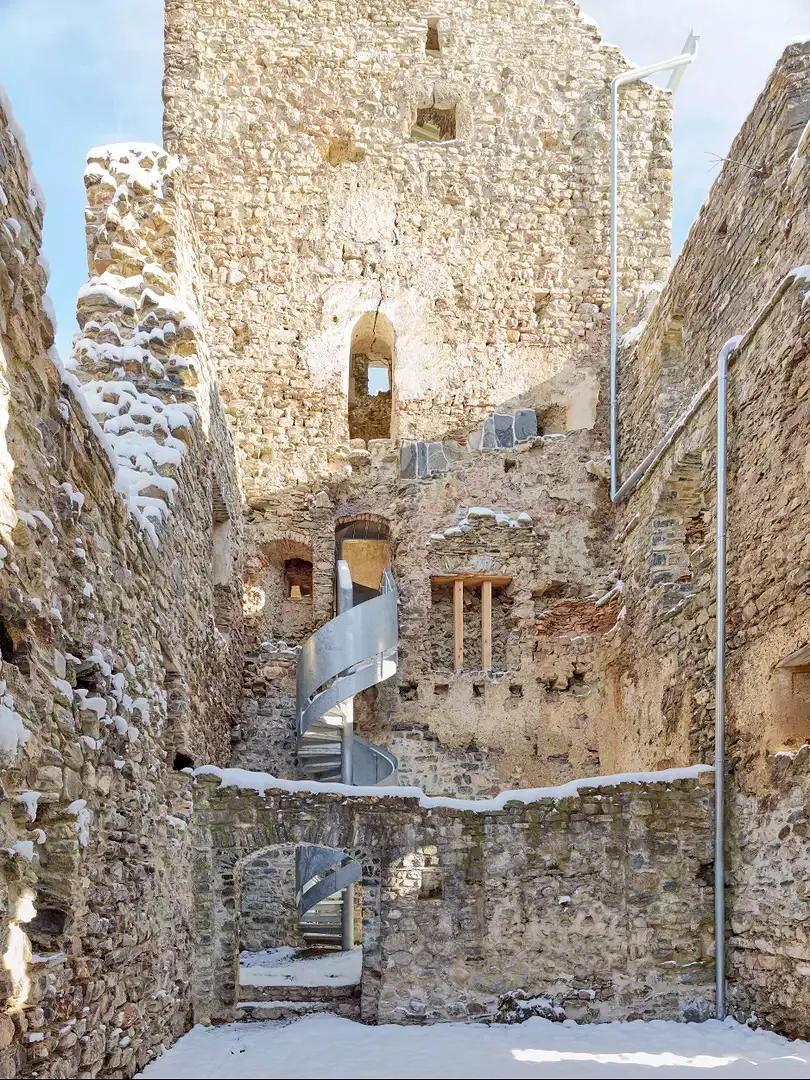 Ansicht Turm mit Treppenfigur