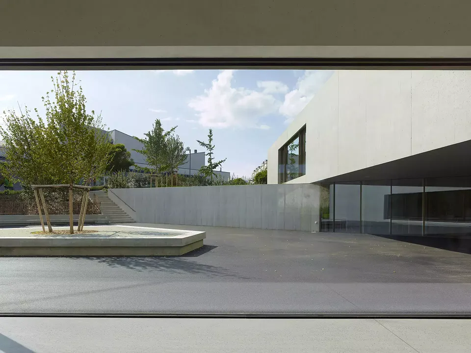 préau d'école depuis l'intérieur