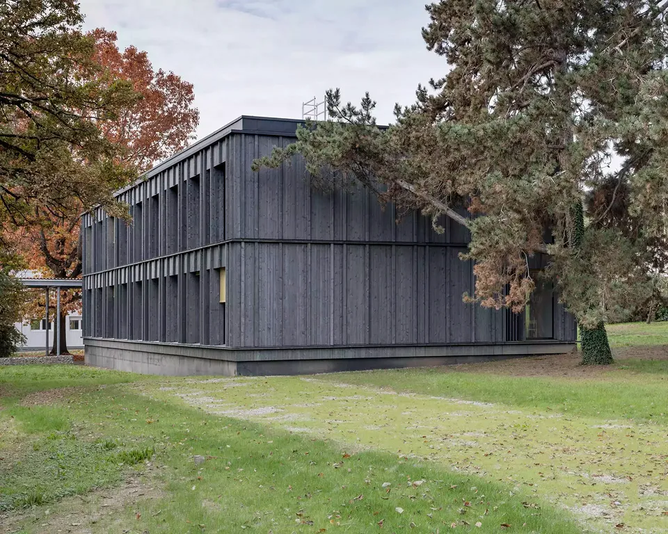 Vue extérieure, bâtiment école, site Trembley