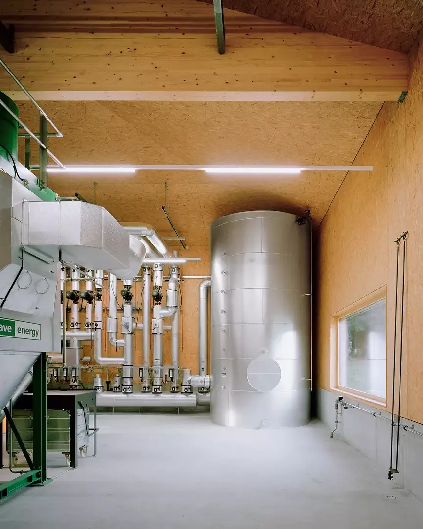 Die metallenen Heizungselemente bilden einen  guten Kontrast zur Holzkonstruktion, die im Inneren  des Kraftwerks für eine wärmere Atmosphäre sorgt.