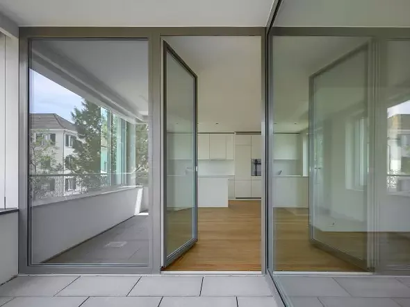 Blick von der Loggia in die Wohnung