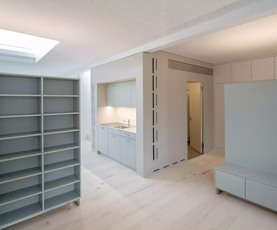 Blick von Wohnraum in Küche