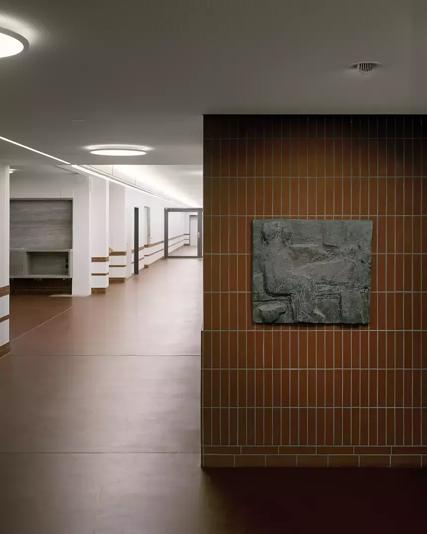 Der Eingang mit einem Relief von Hans Josephson.