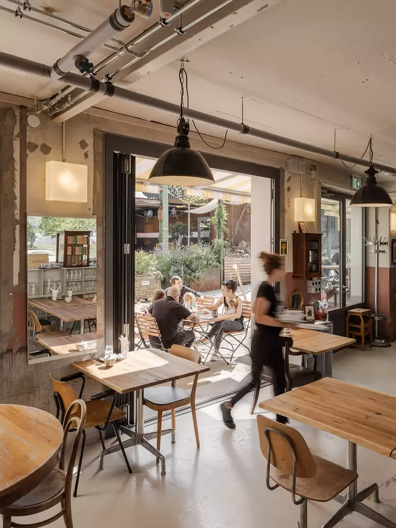 De nouvelles ouvertures dans la façade effacent les limites du café.