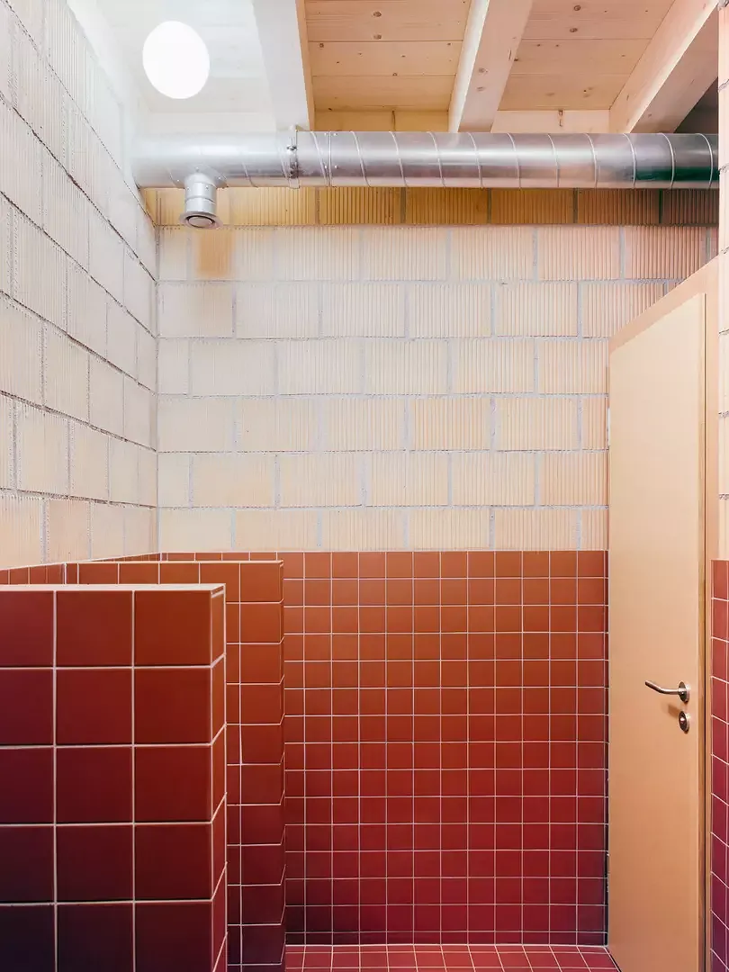 Brique terre-cuite et carreaux de grès des locaux sanitaires